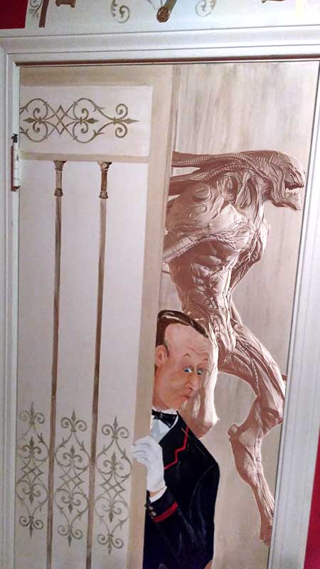 "Peeping butler" door with alien