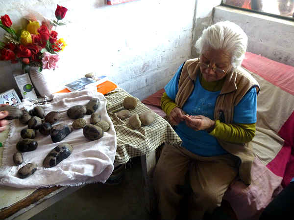 Irma Gutierrez de Aparcana, creator of Ika stones