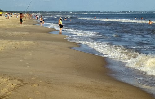 Atlántida beach scene, December