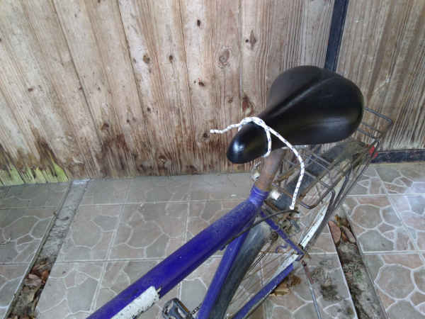 bicycle seat with string